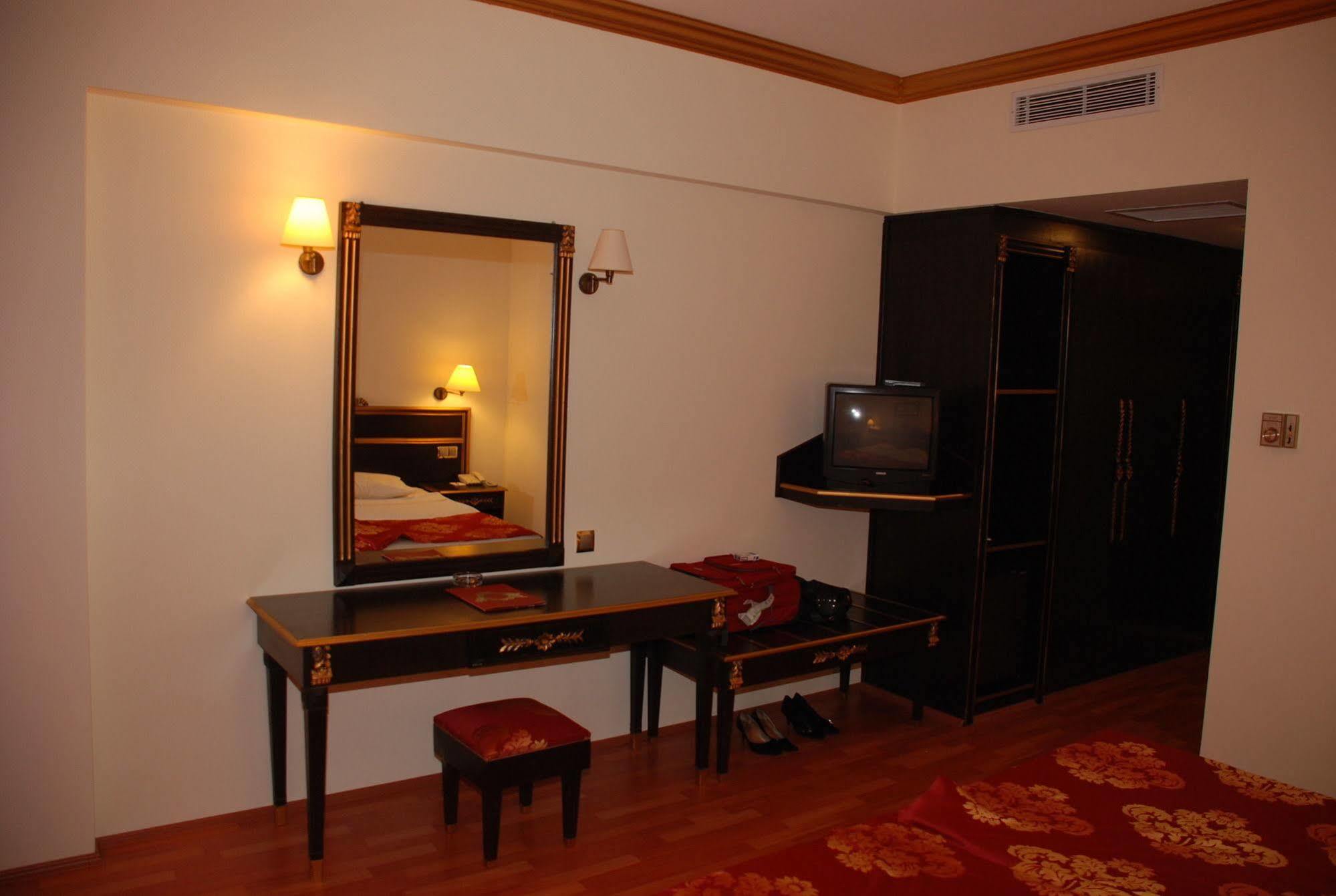 Cesars Side Hotel Exterior photo
